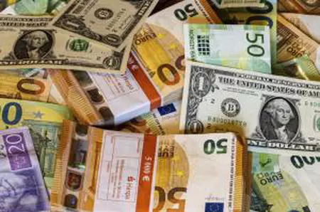 Un muncitor a dat peste un sac plin cu bani în timp ce săpa. Posibilă legătură cu un jaf vechi de 22 de ani