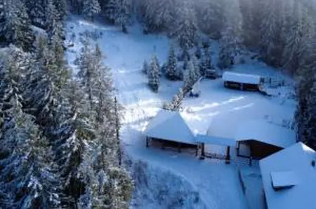 Temperaturile scad cu 10-15 grade de duminică. Meteorologii anunţă că ninsorile se întorc