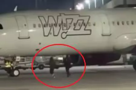 Explicaţia unui pasager din avionul "fugărit" pe pista aeroportului de doi români: "Nu au fost singurii"