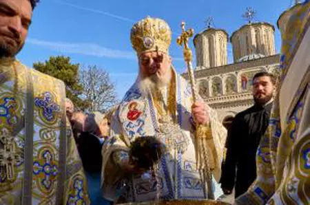 Reacţia unei americance când s-a trezit la uşă cu preotul cu Boboteaza, în Oradea