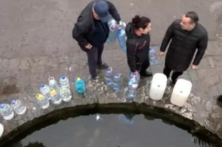 Criza apei a creat cozi în curtea unui liceu din Câmpina. Rezervele de stat rămân singura sursă până luni