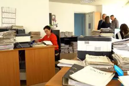 Bugetari concediaţi în cel mult 120 de zile şi tăieri de salarii. Măsurile încep din ianuarie