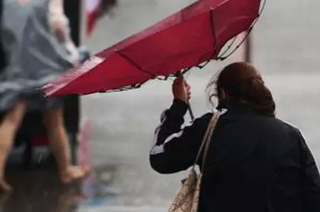 Cod galben de vreme severă în 13 judeţe şi în Bucureşti. Când scăpăm de frig şi ploi
