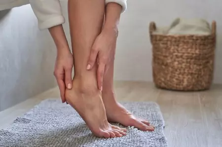 Motivele pentru care tălpile picioarelor pot avea o nuanță gălbuie. Ce arată specialiștii