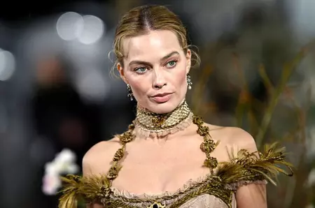 Margot Robbie, apariție îndrăzneață la premiera noului său film. Ținuta de epocă a atras toate privirile