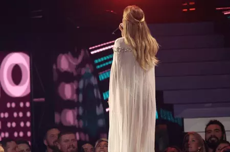 Vedeta care a urmat un tratament de 45.000 de dolari după ce i-au căzut dinții pe scenă. Diva a trecut printr-un „schimb de plasmă”