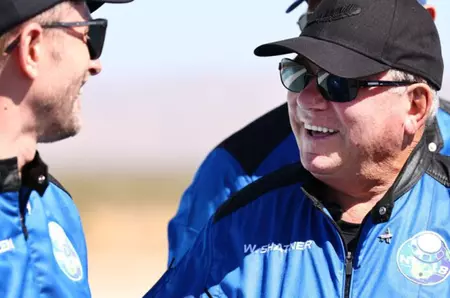 Un actor celebru a devenit viral după ce a fost surprins mâncând cereale cu lapte la volan. Vedeta de 94 de ani face furori în online