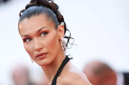 Bella Hadid a îmbrăcat o rochie roșie transparentă care nu a lăsat loc de interpretări. Cum arată ținuta