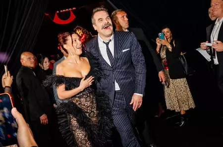 Millie Bobby Brown s-a reunit cu David Harbour pe covorul roșu după acuzațiile de hărțuire. Care este dinamica dintre actori în prezent