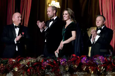 Kate Middleton a participat la evenimentul Royal Variety. Prințesa de Wales a îmbrăcat o rochie verde de catifea