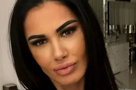 Cum arăta Oana Zăvoranu în anul 2000, pe când era toată naturală. Transformarea spectaculoasă a vedetei de-a lungul anilor