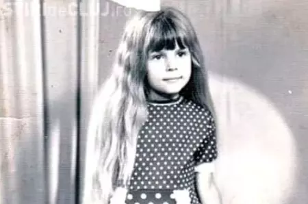 Fetiţa din poză a ajuns una dintre cele mai influente femei din România. Azi, toată lumea îi ştie numele. O recunoşti?