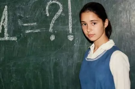Recunoști vedeta? Așa arăta una dintre cele mai admirate femei din România când era doar o școlăriță. Fiica sa seamănă izbitor cu ea