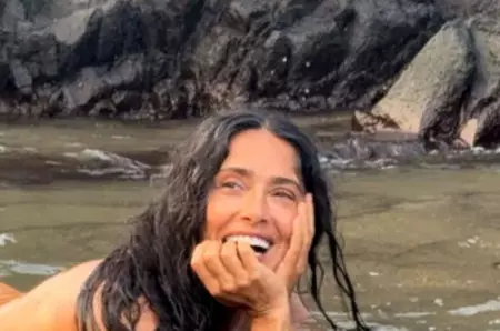 Salma Hayek, apariție incendiară la 60 de ani. Fotografia nud care a făcut senzație pe Instagram. „Sunt recunoscătoare”