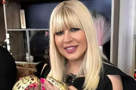 Cum arată Elena Udrea la 52 de ani, în costum de baie. Și-a făcut o fotografie care i-a lăsat mască pe fanii săi! Arată impecabil