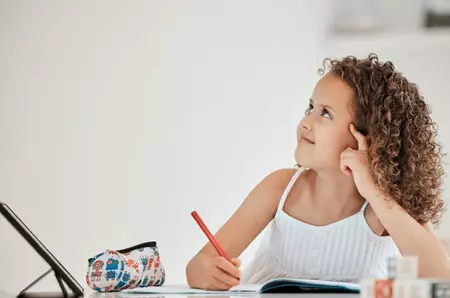 Cum se scrie corect: întruna sau într-una?