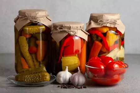 Diferența dintre murături în oțet și în saramură – care sunt mai bune