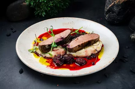 Sosuri fine din fructe de pădure: cum transformi zmeura și vișinele în toppinguri gourmet pentru fripturi și deserturi