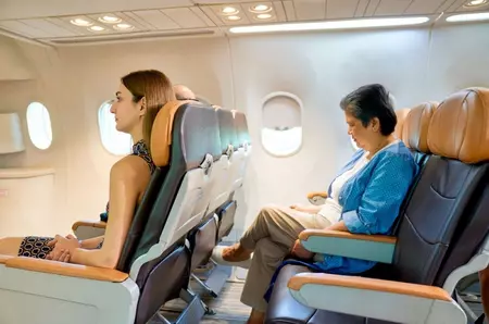 Confort și siguranță în avion. Ce încălțăminte să nu porți când călătorești