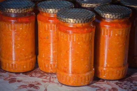 De ce să întorci borcanele după ce pui zacusca. Trucul care îți salvează conservele