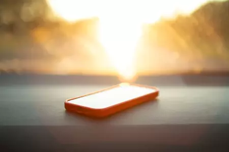 Ce se întâmplă dacă lași telefonul în soare, pe caniculă