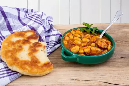 Fasole cu cârnați și costiță afumată – rețeta tradițională