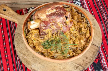 Varză cu ciolan afumat – rețete cu care nu dai greș