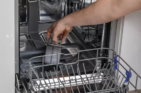 Cum se curăță mașina de spălat vase și cât de des trebuie