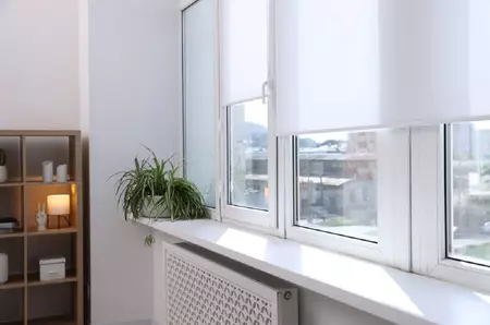 Cum blochezi căldura de la geamuri vara. Soluții simple și ieftine