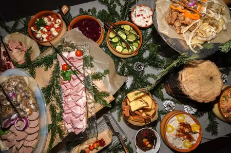 Meniu cu aperitive, feluri principale și deserturi pentru masa de Crăciun