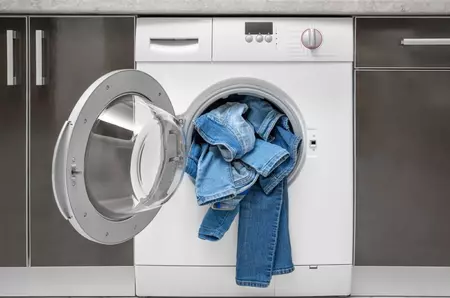La ce temperatură se spală blugii