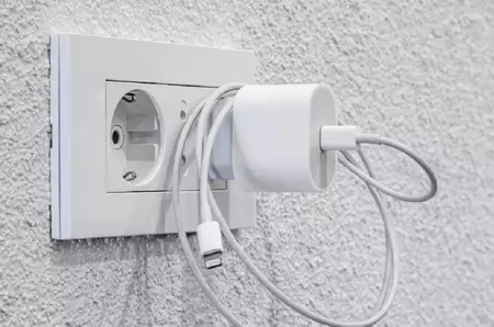De ce nu este bine să lași încărcătorul telefonului în priză