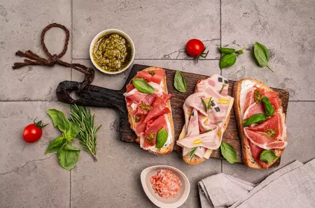 Care este diferenţa dintre prosciutto şi jamon