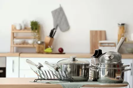 Ce vase de gătit îți trebuie dacă te muți singur – ustensile pe care trebuie să le ai în bucătărie