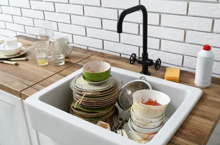 De ce nu trebuie să laşi vasele nespălate în chiuvetă mai mult timp