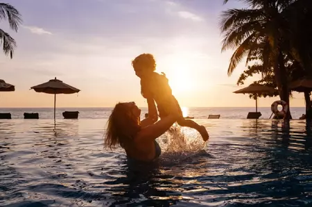 Ghidul siguranței la piscină sau la mare: reguli esențiale pentru părinți și copii