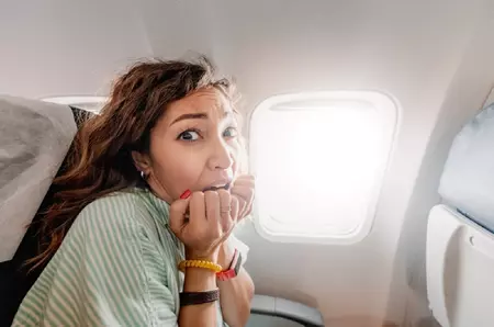 Frica de zbor – aviofobia: cum poți controla această teamă și cum să scapi de ea