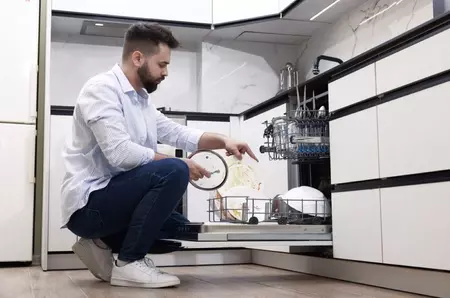 Mașina de spălat vase: clătești farfuriile înainte sau le pui murdare?