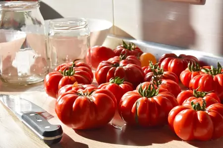 Cum se păstrează roșiile pentru iarnă: congelate, bulion sau suc? Ghid complet