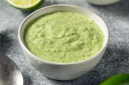 Rețetă de sos de usturoi verde – rapid și aromat