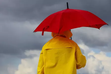 De ce e bine să te îmbraci cu haine colorate când e vreme urâtă