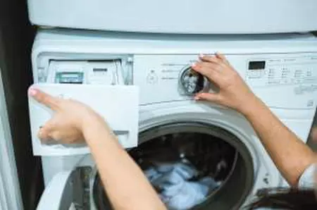 De ce rămâne apă în sertarul pentru detergent al mașinii de spălat. Ce trebuie verificat înainte să chemi instalatorul