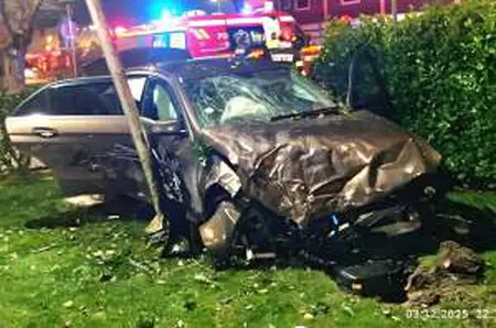 Cum arată acum mașina care a zburat peste sensul giratoriu în Oradea. Autoturismul a fost făcut zob