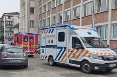 Atac într-o școală din Bistrița. Un elev de clasa a VII-a și-a înjunghiat profesoara în sala de clasă