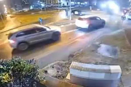 Accident șocant, în Oradea! O mașină a zburat peste sensul giratoriu. În ce stare este șoferul | VIDEO