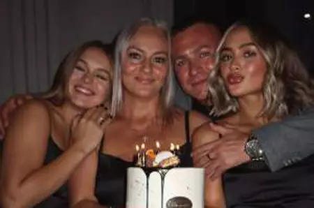 Părinții Iulianei Beregoi au ieșit la prima întâlnire într-un cimitir! Cum a reacționat atunci mama cântăreței