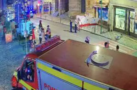 O mașină a intrat pe trotuar, în Brașov, și a lovit un grup de pietoni. Două persoane au murit