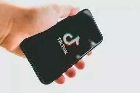 Ce înseamnă „Saxophone getting louder”, expresia pe care o vezi peste tot pe TikTok! Originea adevărată a trendului