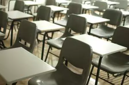 Scene șocante într-un liceu din România! O profesoară a amenințat elevii cu un briceag: "Vă tai degetele"