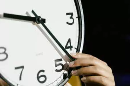 Când vom trece la ora de vară, în România. Cum ne afectează această schimbare